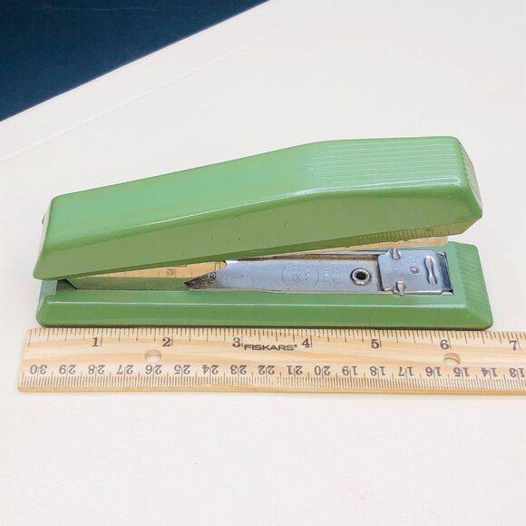 Vintage Avocado Green Stapler: ISABERGS VERKSTADS Apsco 17, MCM Office Accessory - Picture 12 of 14